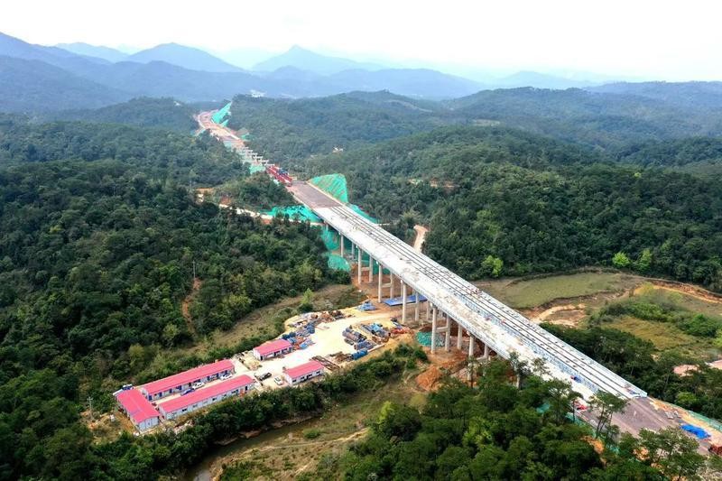 上防高速橋梁建設“踏春”提速